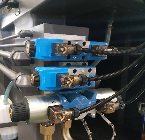 valve for clamping unit of injection moulding machine